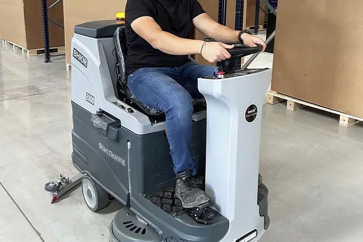 Conducción ergonómica de la fregadora de conductor sentado BHIOR B800