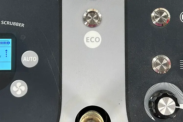 Modo ECO de la fregadora industrial BHIOR B800 para ahorro de batería y agua