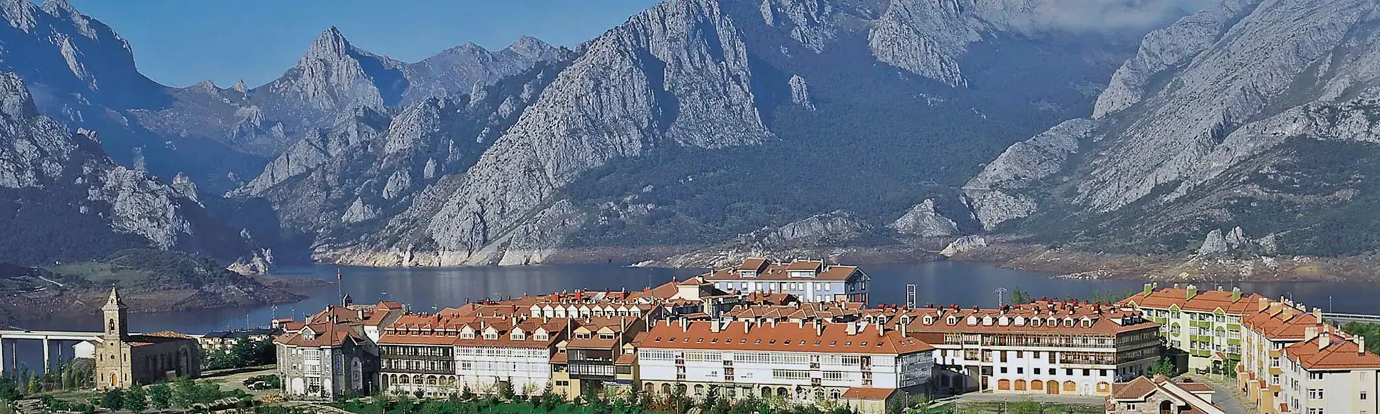 Paisaje montañoso de la provincia de León. Fregadoras en León.
