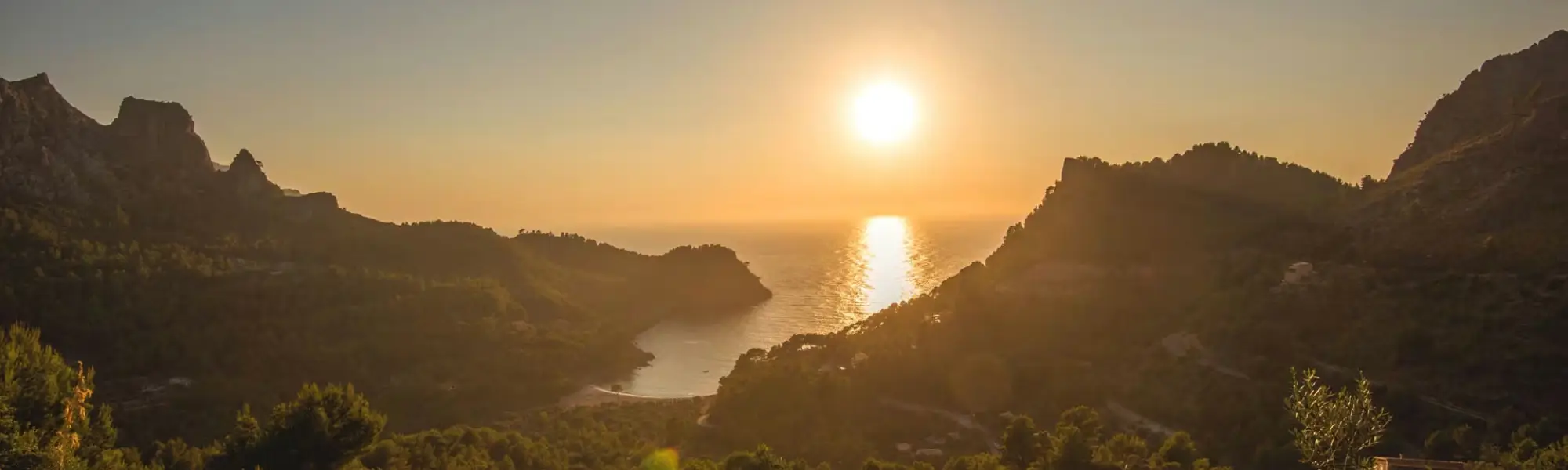 Atardecer en cala de las Islas Baleares.