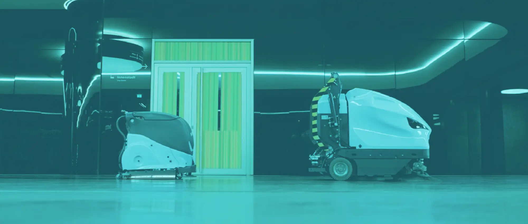 Robot limpieza industrial en centro comercial.