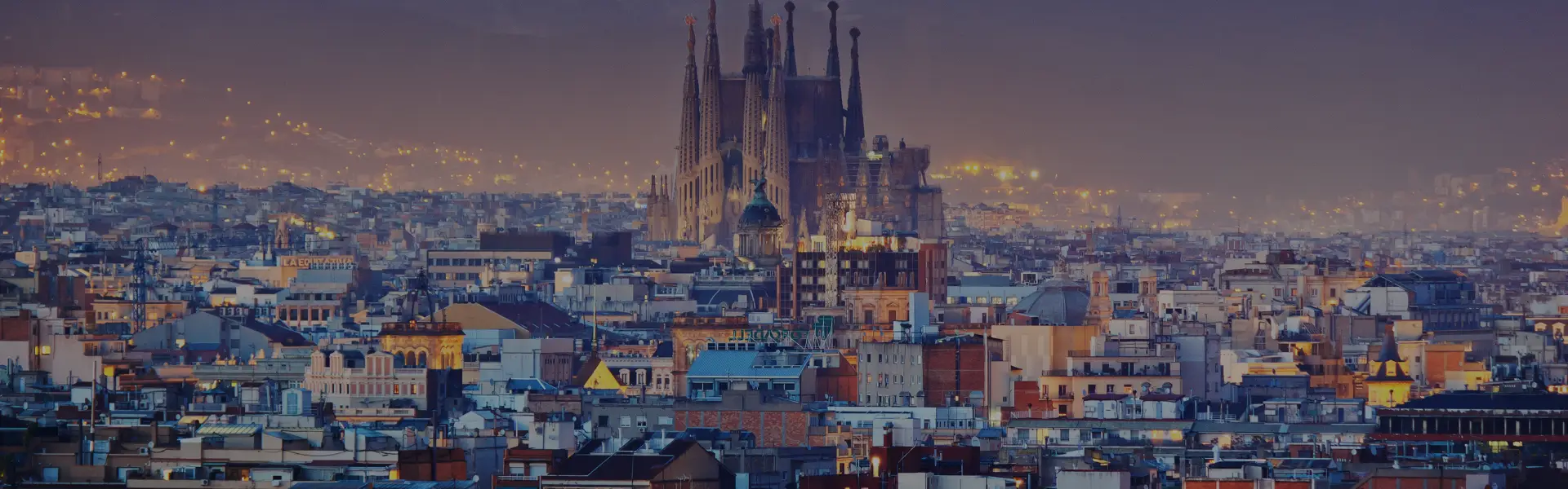Paisaje de la ciudad de Barcelona con la sagrada familia en el centro.