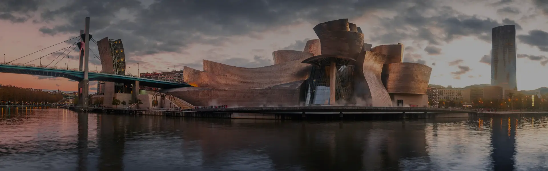 Vista de paisaje en Vizcaya con guggenheim de fondo.