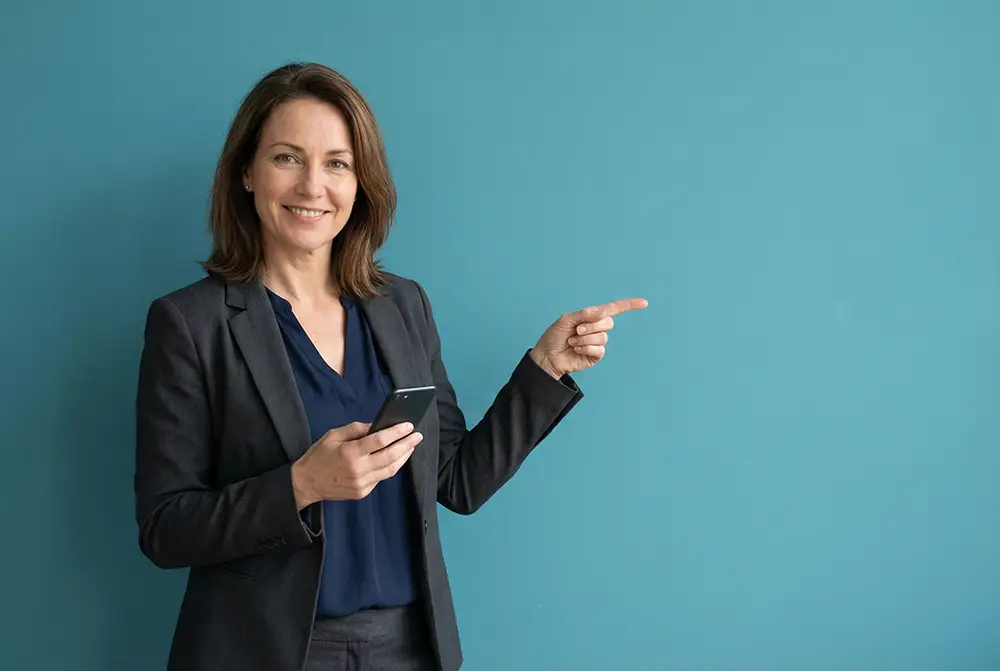 Chica con móvil en la mano señalando a zona de contacto Bhior.