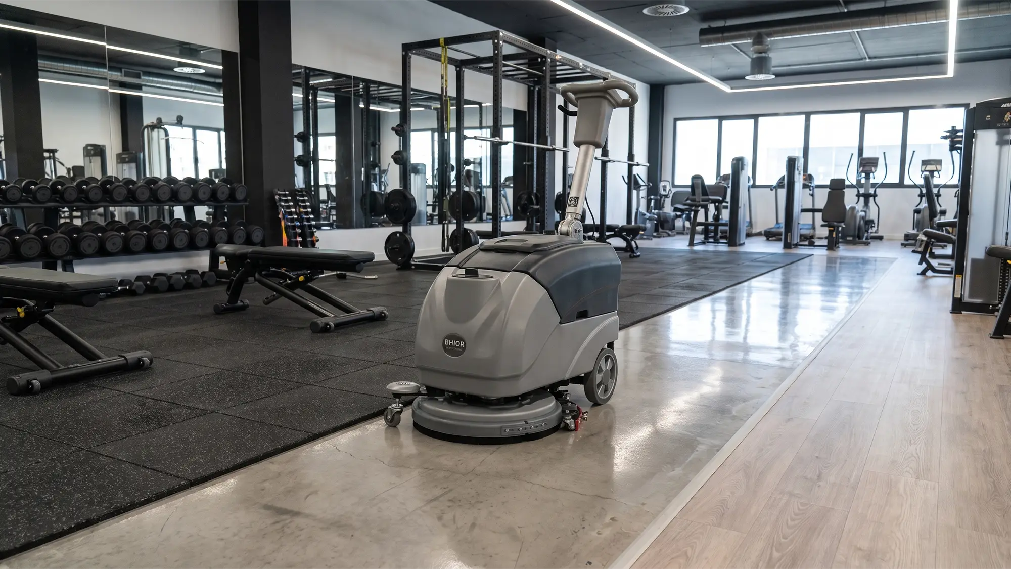 Una sola máquina que limpia todo el gimnasio. La B400 de Bhior.
