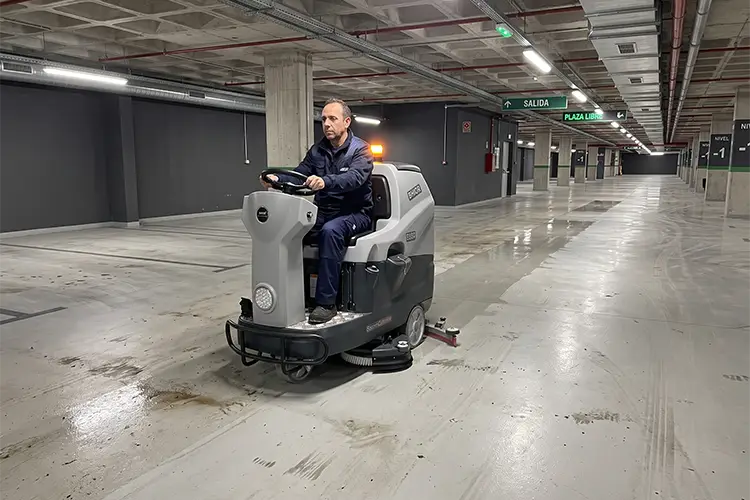 Limpieza de parking de centro comercial con fregadora B860 de bhior.