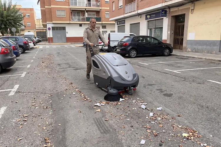 Barredora BS880 limpiando aparcamiento exterior de pequeño formato.
