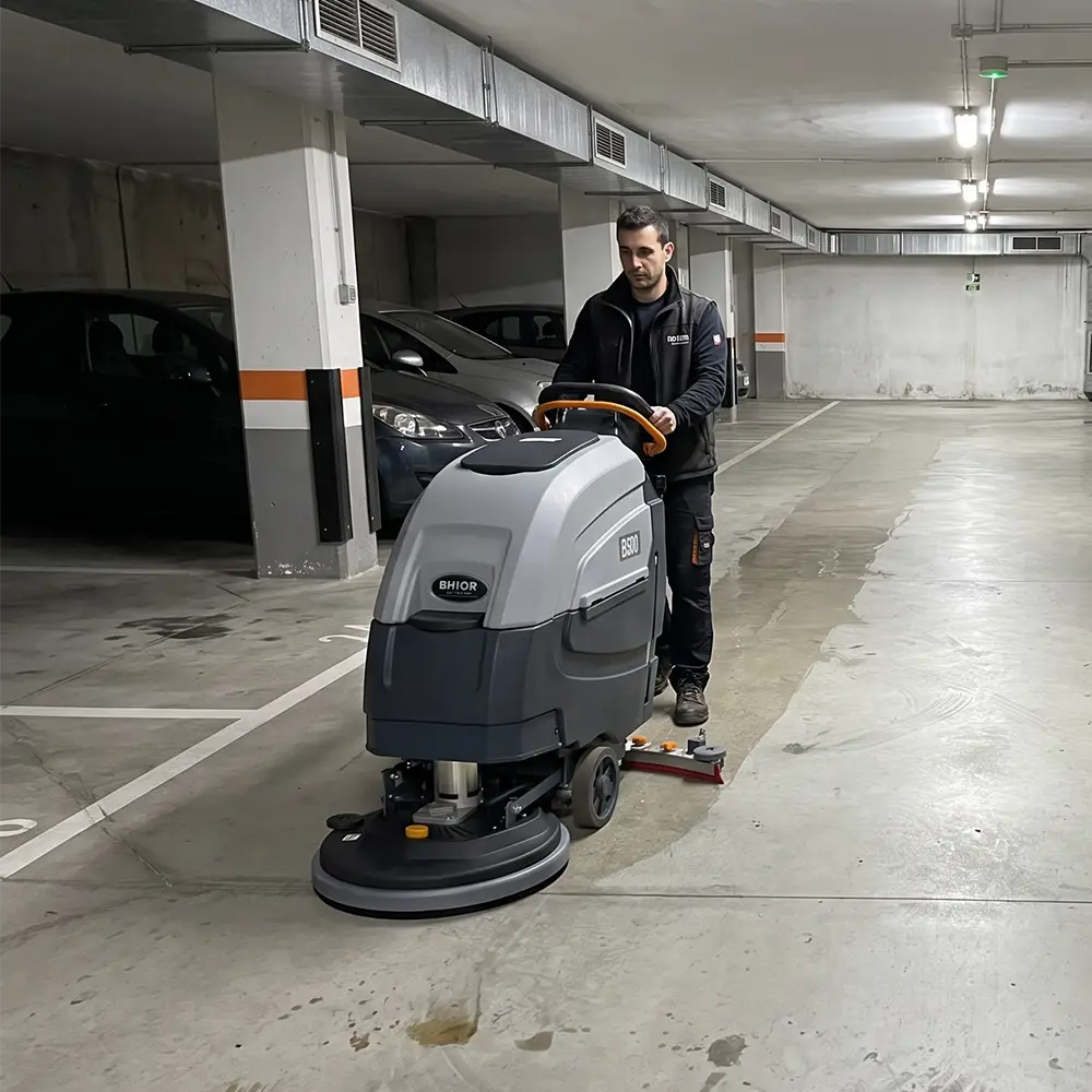 Fregadora B500 de conductor acompañante para garajes interiores pequeños o medianos