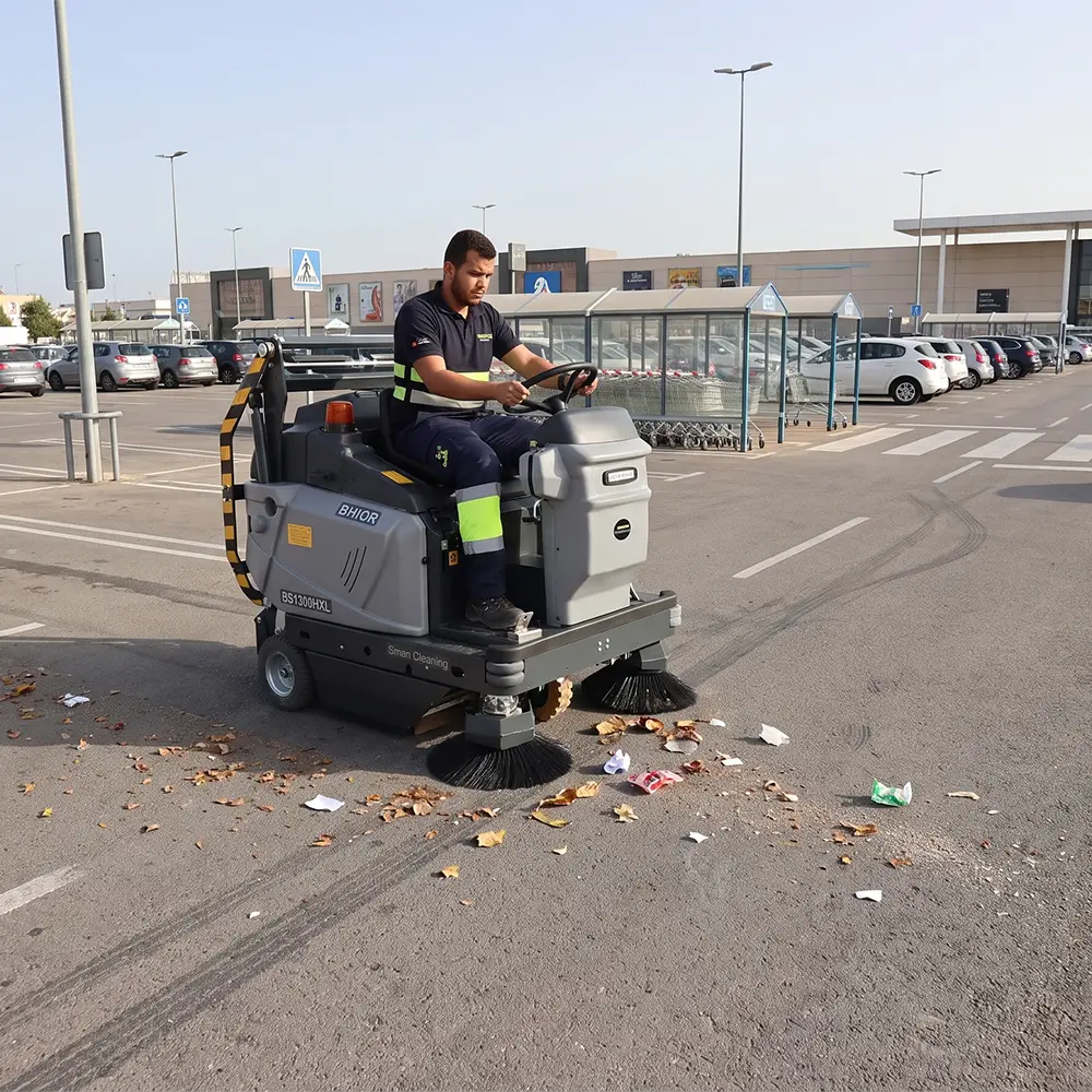 Barredora de conductor sentado para superficies amplias de exterior