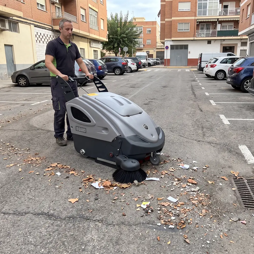 Barredora de conductor acompañante para exteriores de tamaño contenido