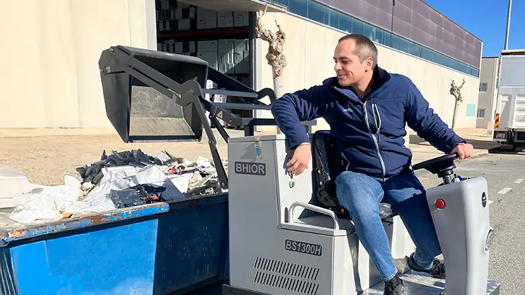 Sistema de descarga hidráulica trasera de la barredora BHIOR BS1300H
