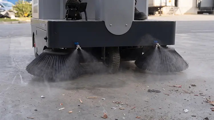 Nebulizadores delanteros para el control del polvo de la barredora BHIOR BS1300H